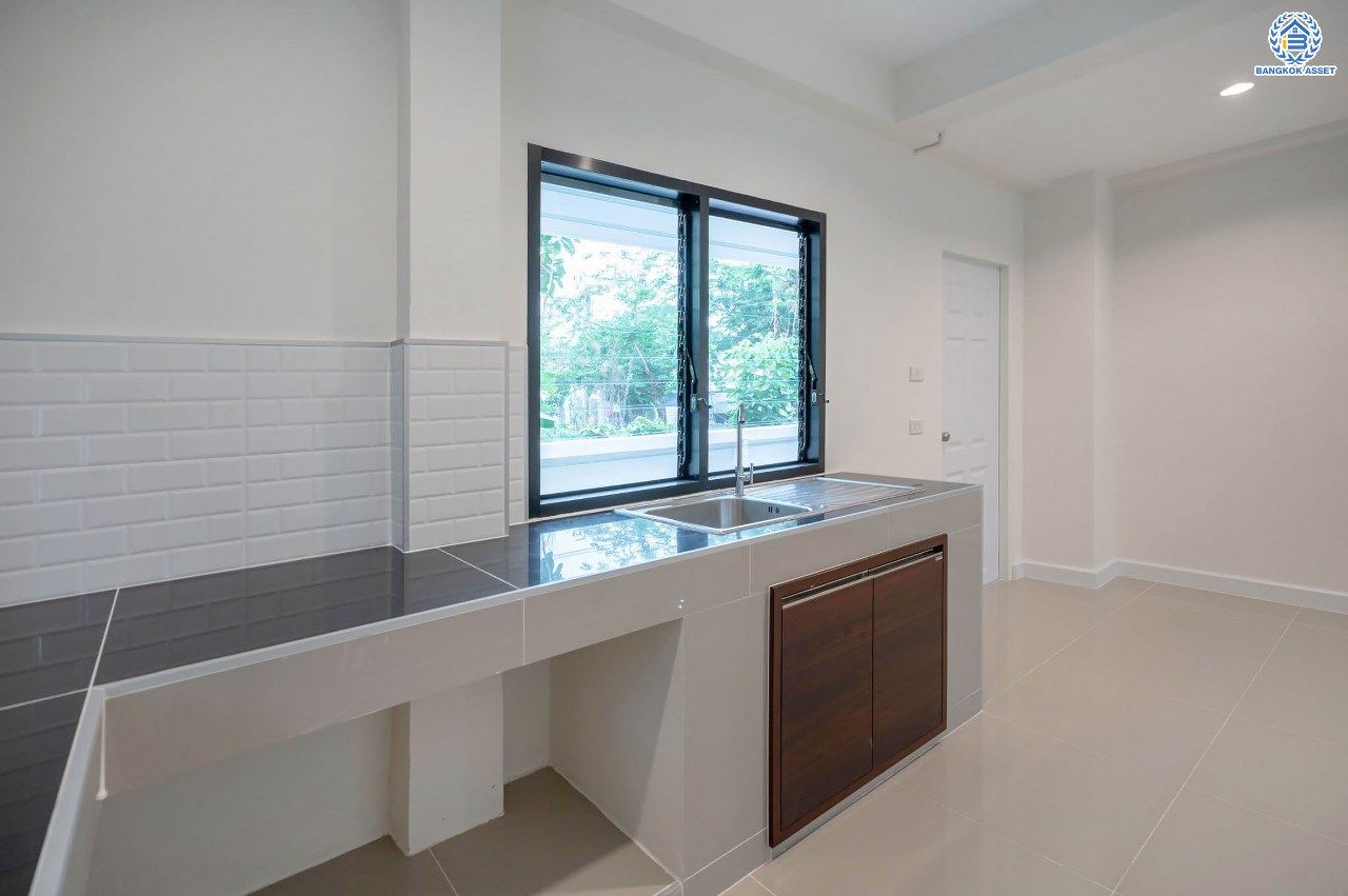 บ้านมือสองตกแต่งใหม่ โครงการ กฤษดานคร18 พุทธมณฑลสาย3 เนื้อที่ 80 ตร.ว. บนพื้นที่ใช้สอยมากถึง 272.57 ตร.ม. อีกระดับของฟังก์ชัน 4 ห้องนอน 3 ห้องน้ำ จอดรถได้ 2 คัน บรรยากาศสุด Private บนทำเลศักยภาพเชื่อมต่อหลายเส้นทาง ใกล้เซ็นทรัลปิ่นเกล้า ม.มหิดล และทางด่วน "ศรีรัช"